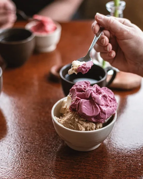 Mäjens närbild glass i skål