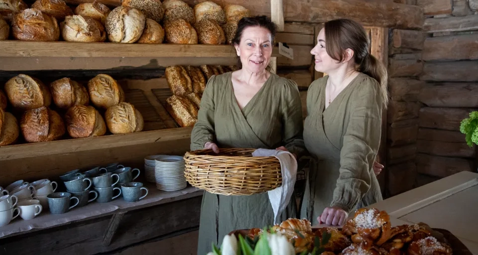 Två kvinnor i ett bageri bakom disken