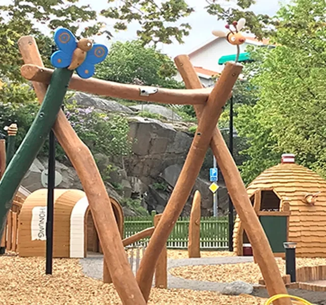 En lekplats för barn i en park.