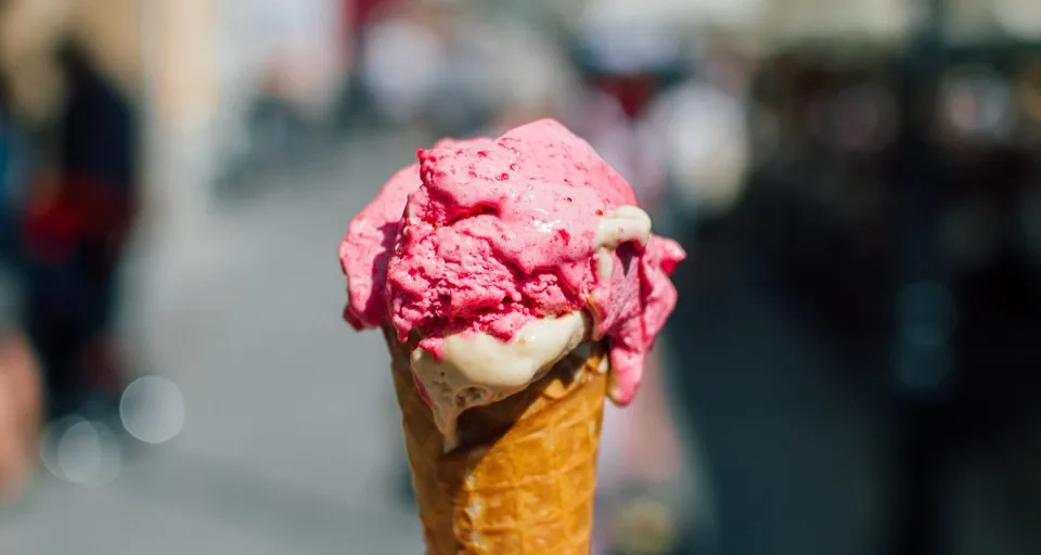 En person håller i ett rån med glass.