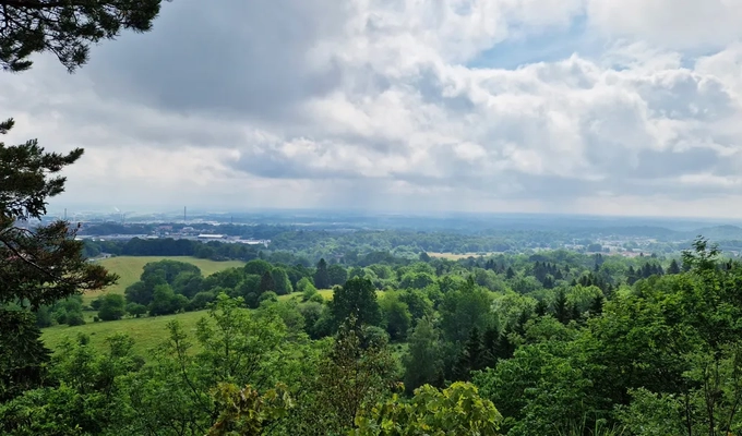 Dramatiskt utsikt med stora moln på himlen.