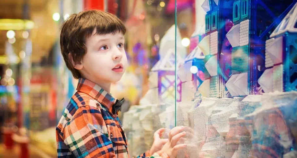 Barn vid skyltfönster