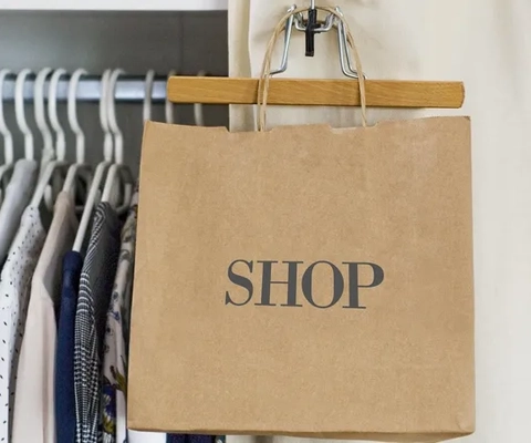 Shopingbag på en klädställning