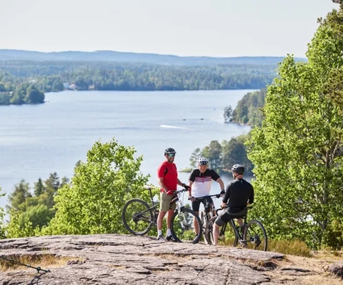 Grupp människor som cyklar.