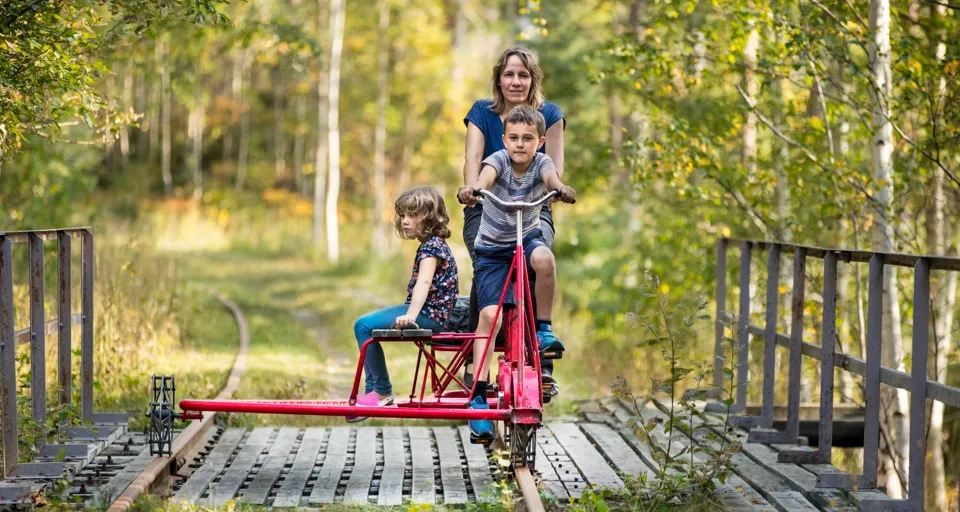 Dressin med barn på DVVJ järnvägsspår i Dalsland.