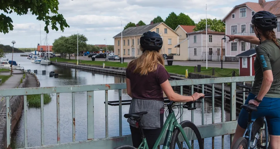 Två personer cyklar i Åmål.