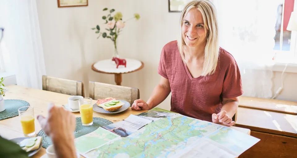 En kvinna sitter med en bok.