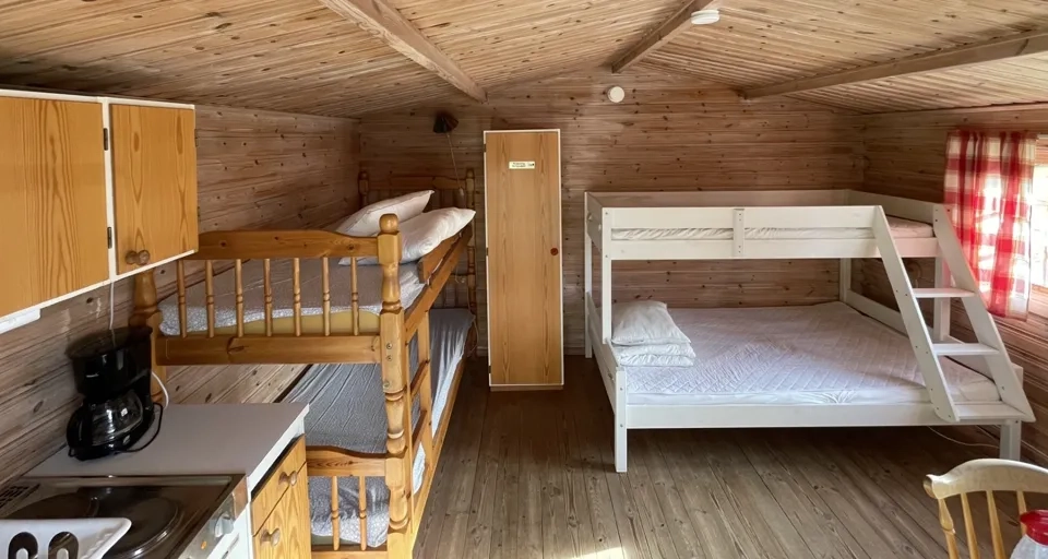 Inuti en av stugorna på Sikhall Camping