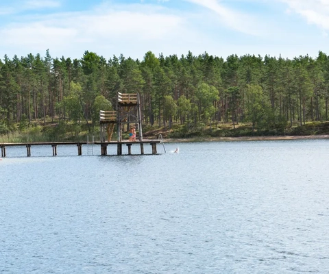 Lilla Havsjön med hopptorn och skog i bakgrunden, finns på Hökensås naturområde utanför Tidaholm.