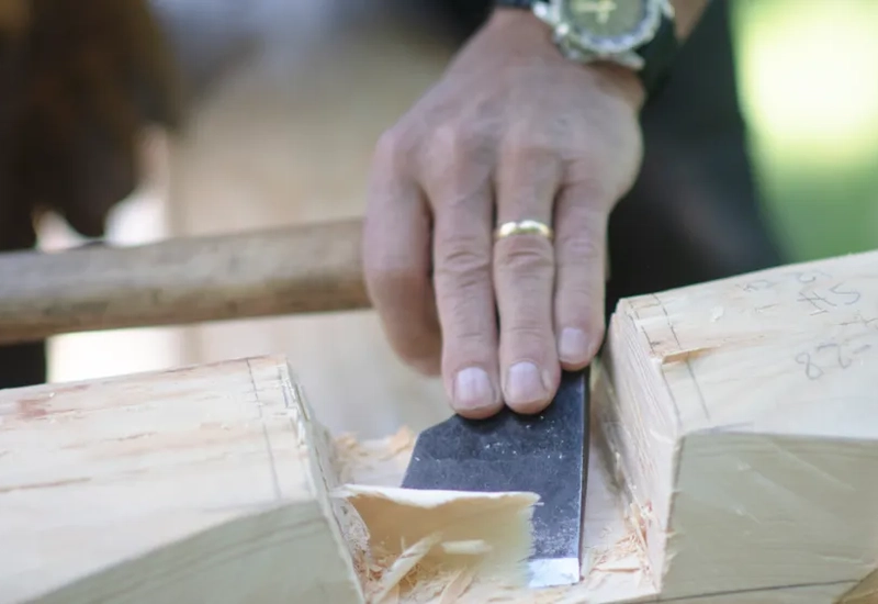 Byggnadsvårdsdagen i Hjo - hantverkare slöjdar i trä. 