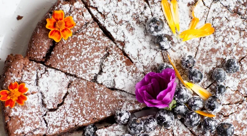 Kladdkaka med blomsterblad