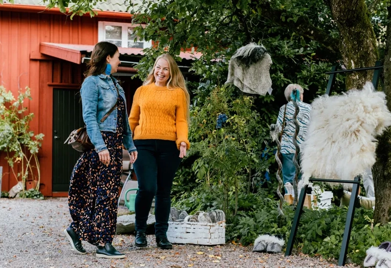 Människor på konstrunda.