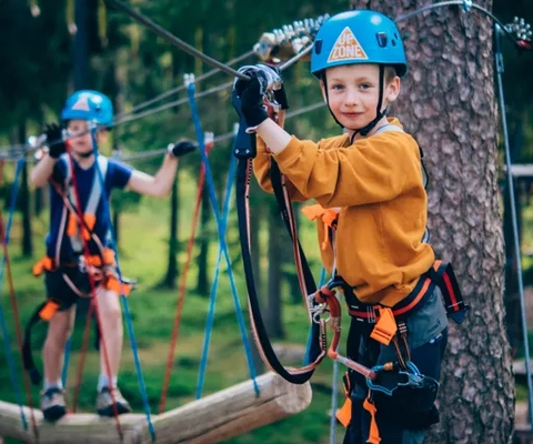 Aktiva barn klättrar hos Upzone