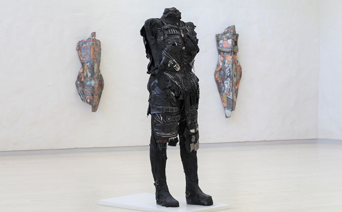 En svart skulptur som föreställer en rustning i läder.