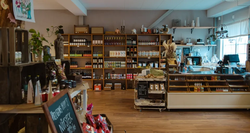 En butik med många hyllor fyllda med varor.