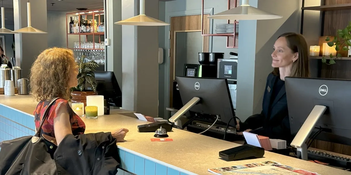 Glad receptionist med gäst 