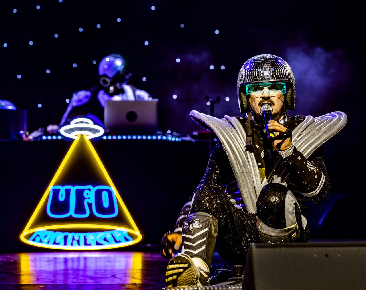 UFO – Kabinettet – en kärleksfull rymdinvasion