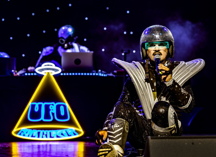 UFO – Kabinettet – en kärleksfull rymdinvasion