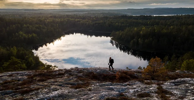 En man som vandrar på Sörknatten i Dalsland.
