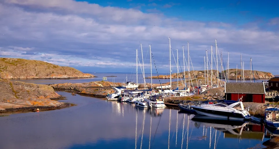 En hamn fylld med massor av båtar på ett vattendrag.