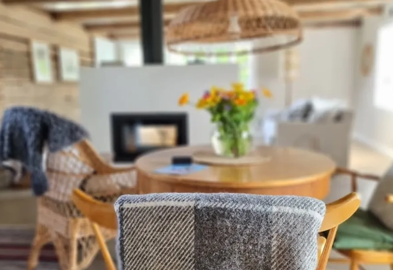 Ein Tisch und Stühle in einem Raum mit Holzwänden.