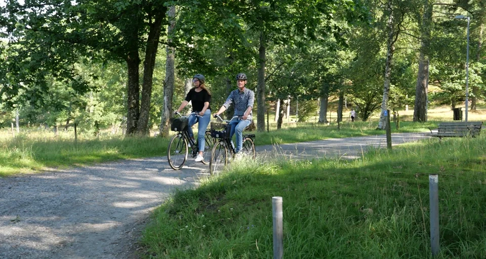 Två personer cyklar i naturområdet Nolhaga i Alingsås