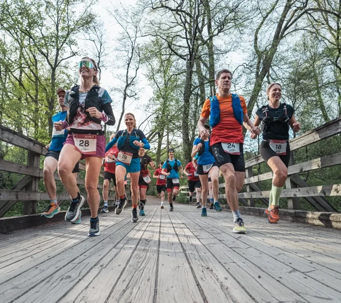 En grupp människor som springer över en bro.