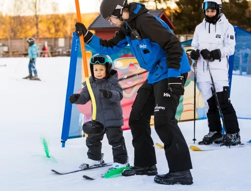 Barn åker skidor i Västsverige.