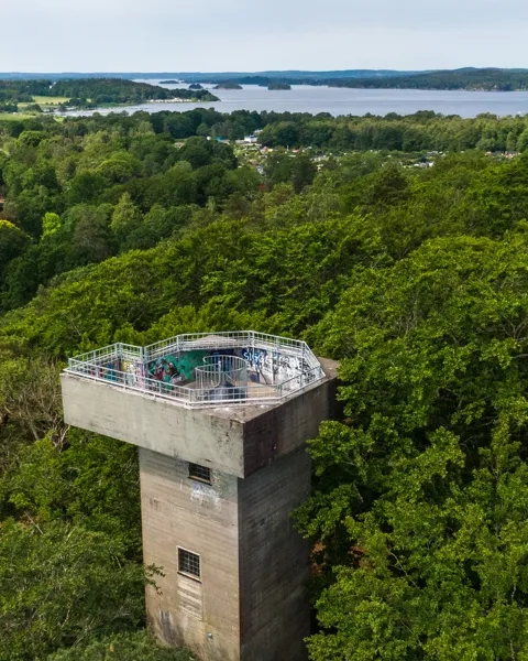En drönarbild tagen på utsiktstornet i grönska
