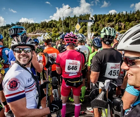 En grupp män som står bredvid varandra med rullskidor.