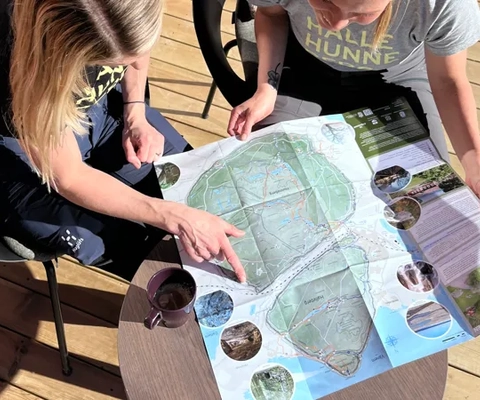 Två personer kollar på en vandringskarta