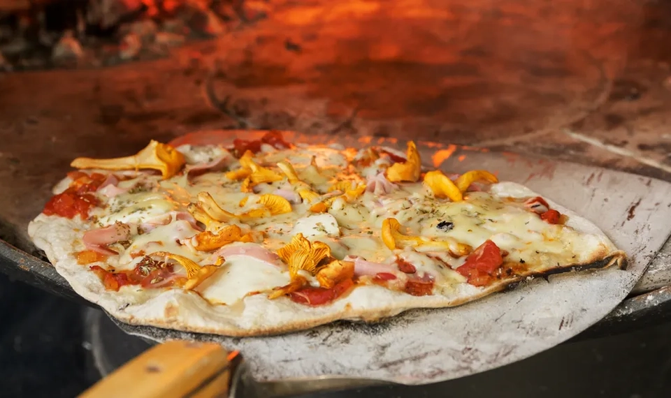 Baka pizza i vedeldad ugn.