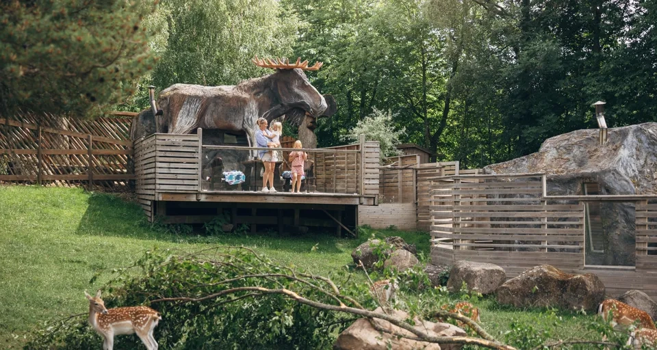 Familj vistas på Älghotellet hos Wrågården.