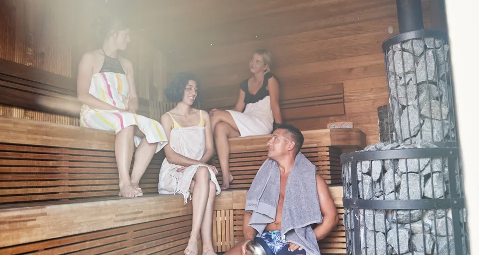 En grupp människor som sitter i en bastu.