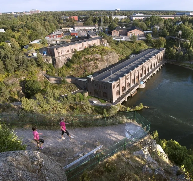Några personer som står på en klippa.