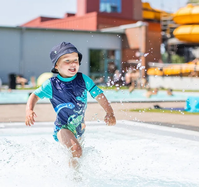 Barn som badar i pool