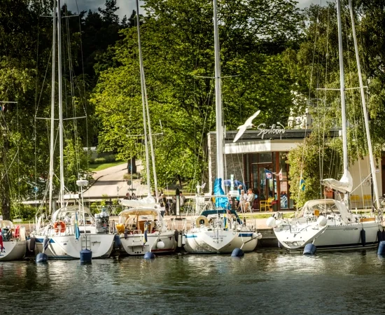 Båtar som ligger vid gästhamnen på Spikön