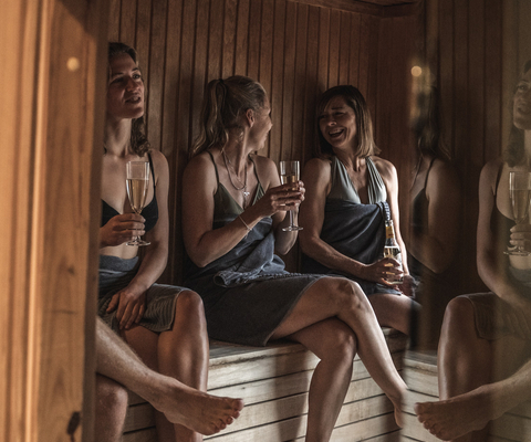 Människor bastar hos Kajkanten Vrångö