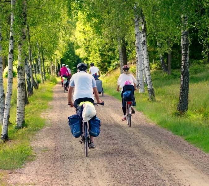 En grupp människor som cyklar på en grusväg.