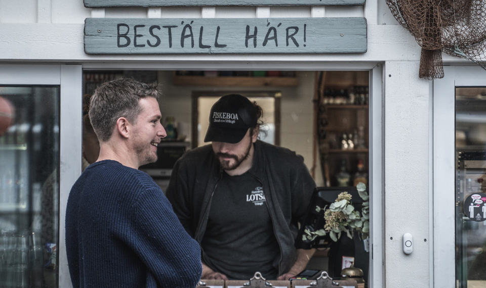 Människor umgås hos Hamnkrogen Lotsen