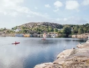 Kvinnor som paddlar kayak i havet.