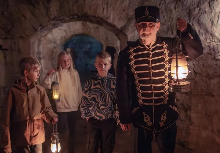 En grupp människor som står i en tunnel.