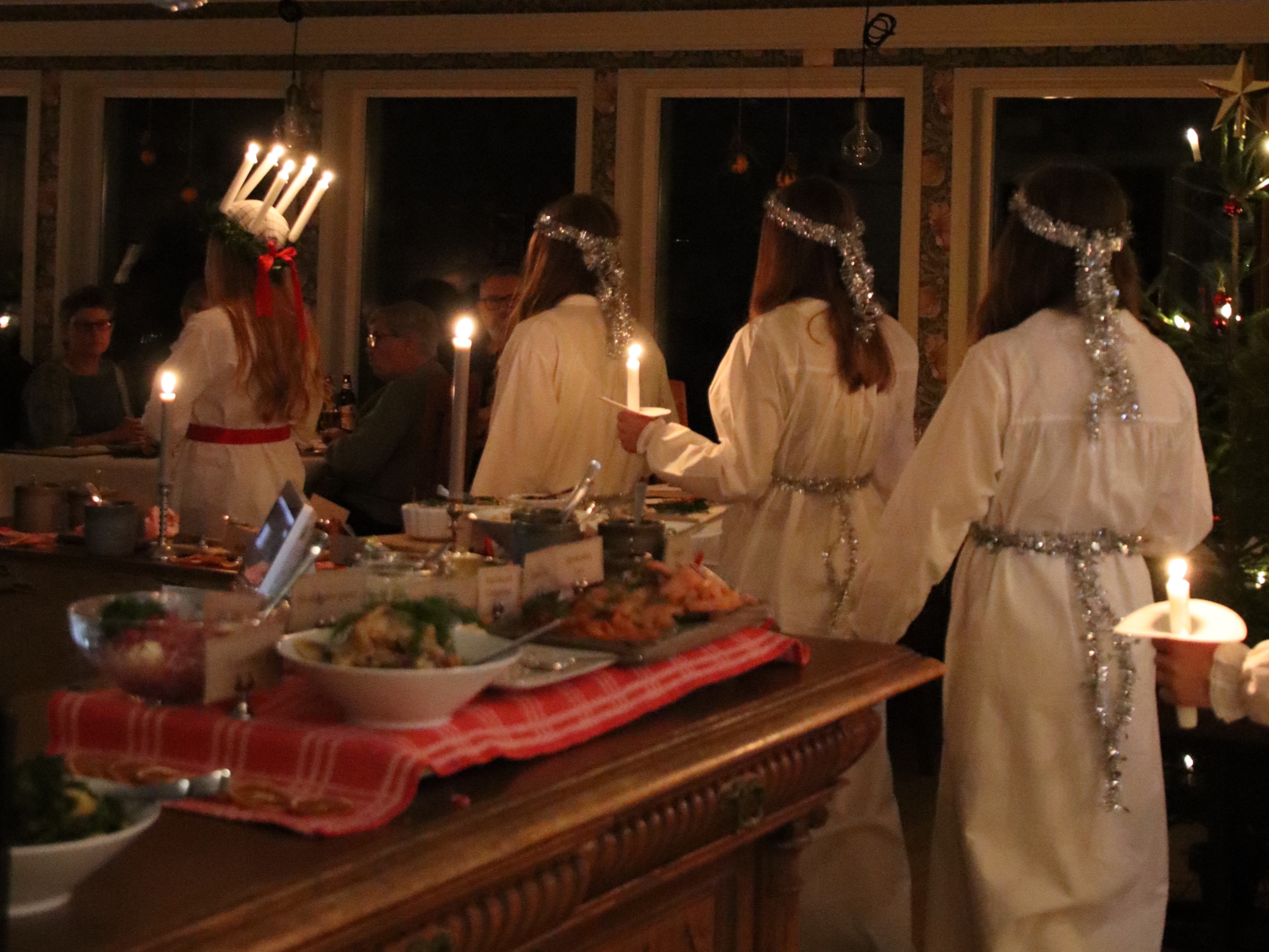 Julbord med luciatåg