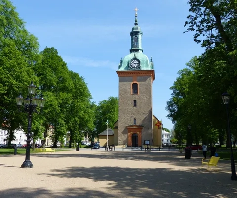 En kyrka bakom i en park.