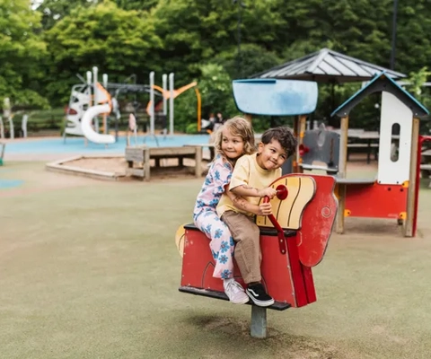 Några barn som sitter på en åktur.