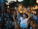 En stor folkmassa på en konsert i Stadsparken, Strömstad