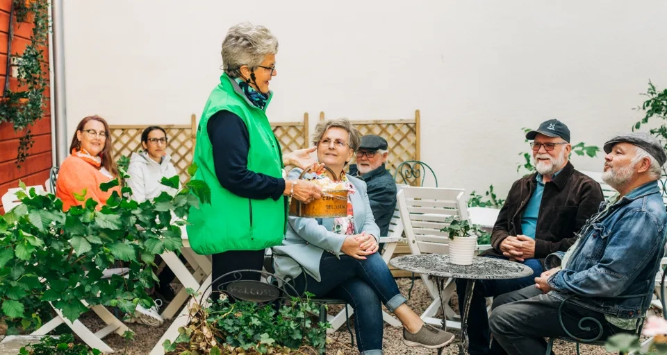 Grupp av människor som sitter på en uteservering.