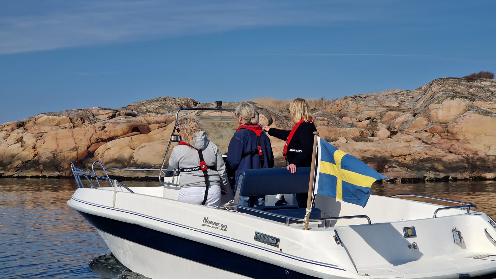 Lär dig köra motorbåt i Fjällbacka Skärgård på en helgkurs!