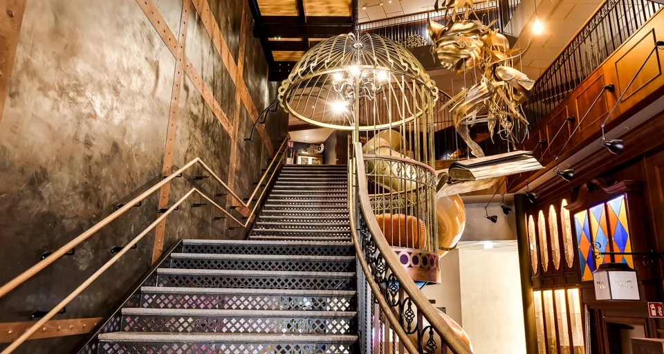 En trappa med en ljuskrona som hänger från taket.