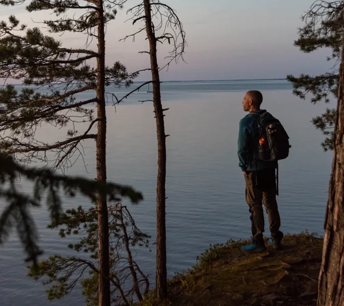 Man blickar ut över Vänern vid solnedgång